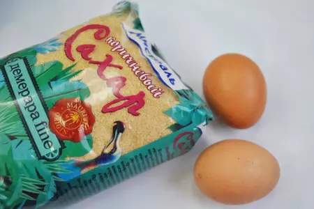 Шоколадный пирог с персиками в сметанно-карамельном креме: шаг 6