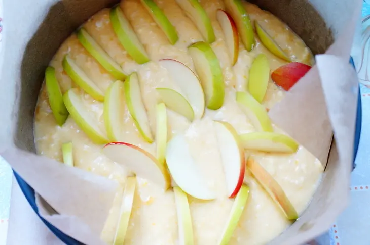 Пирог с яблоками и черникой: шаг 3