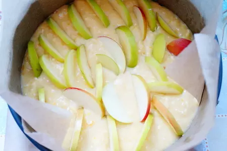 Пирог с яблоками и черникой: шаг 3
