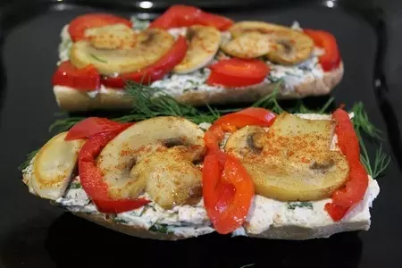 Багет с жареными шампиньонами, перцем и творогом с зеленью: шаг 5