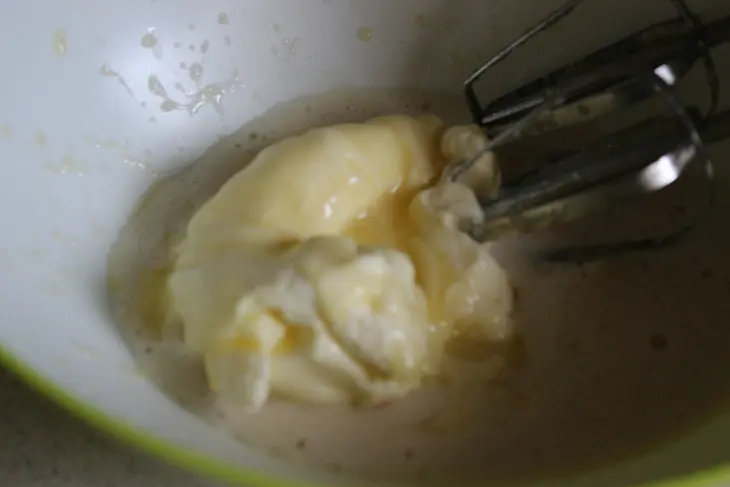 Песочный пирог с творогом и хурмой: шаг 3