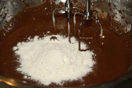 Брауни со сливочным сыром, орехами и вяленой вишней: шаг 6