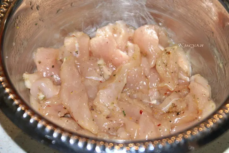 Салат с курицей, артишоками и сыром дорблю: шаг 1