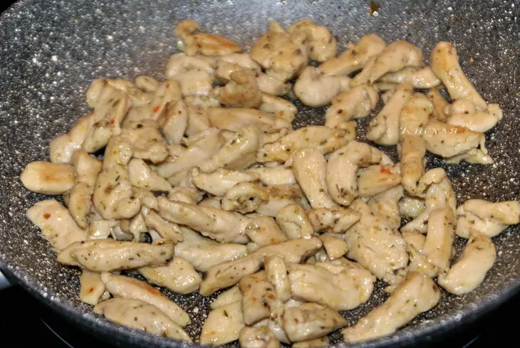 Салат с курицей, артишоками и сыром дорблю: шаг 2