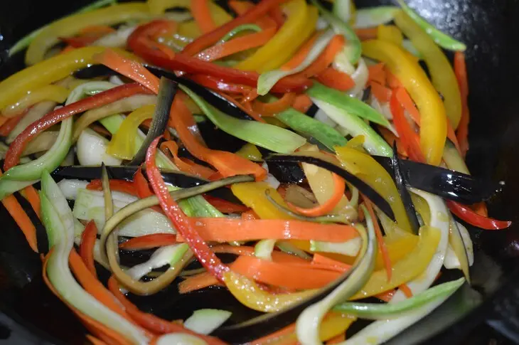 Запеченная форель с овощами и креветками: шаг 2