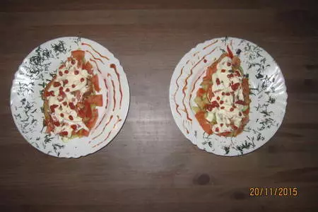Салат с овощами и курицей, посыпанный заморожиными капельками кетчупа "слобода": шаг 6
