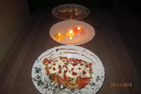 Салат с овощами и курицей, посыпанный заморожиными капельками кетчупа "слобода": шаг 7