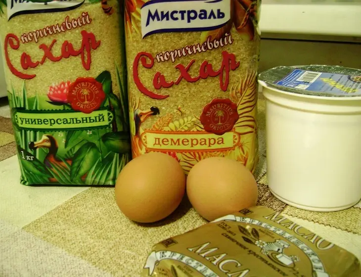 Сдобный рулет из сметанного теста с орехами и карамельным сахаром: шаг 1