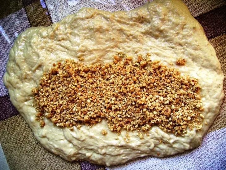 Сдобный рулет из сметанного теста с орехами и карамельным сахаром: шаг 3