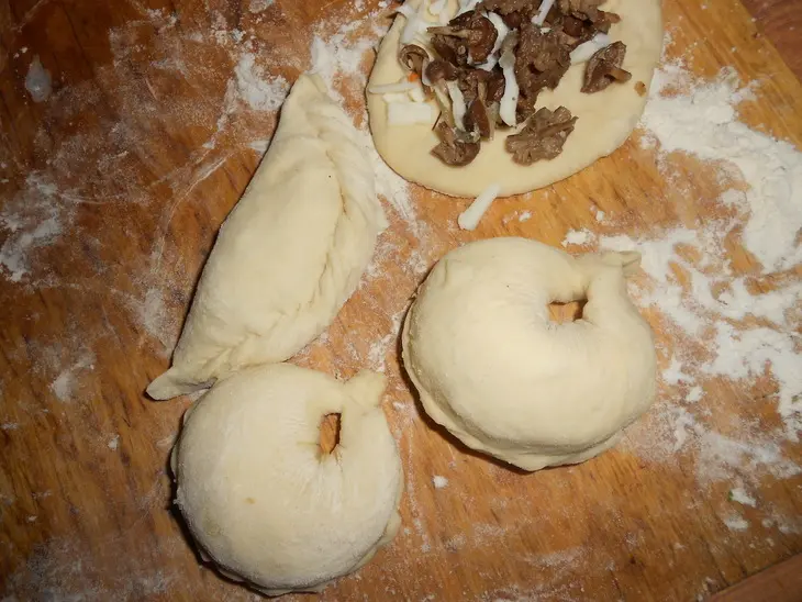 Пирожки с грибами и сыром: шаг 6