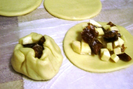 Мини-галеты на сметанном тесте с финиками, сыром и яблоками: шаг 3