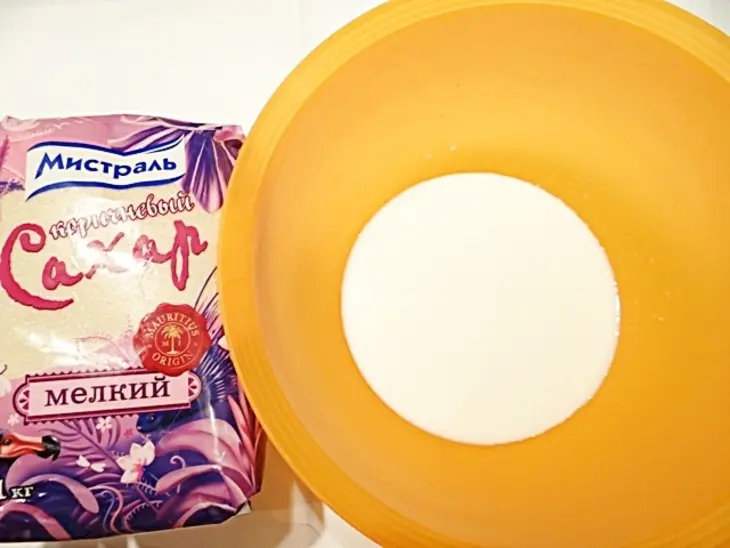 Пирог с вареным сгущенным молоком и смородиной: шаг 1