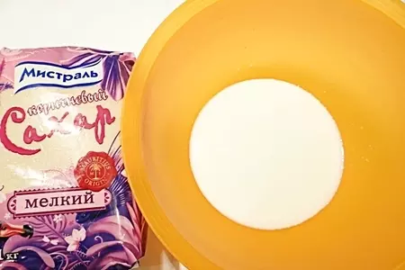 Пирог с вареным сгущенным молоком и смородиной: шаг 1