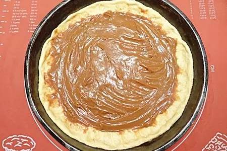 Пирог с вареным сгущенным молоком и смородиной: шаг 8
