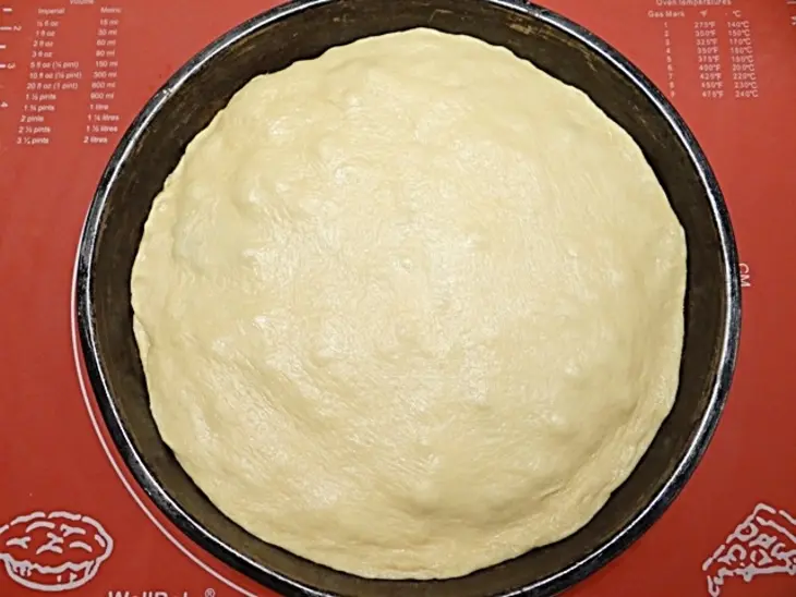 Пирог с вареным сгущенным молоком и смородиной: шаг 10