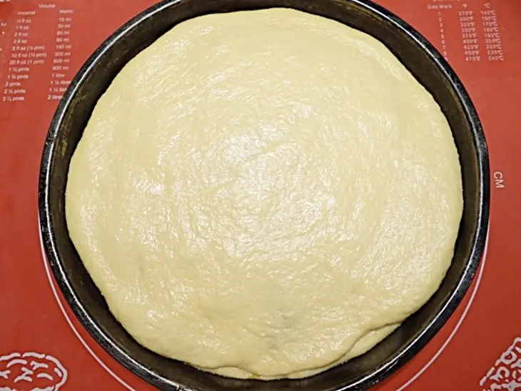 Пирог с вареным сгущенным молоком и смородиной: шаг 11