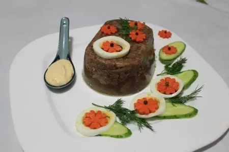 Холодец из говядины праздничный с соусом из хрена (тест-драйв с окраиной): шаг 5