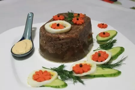 Холодец из говядины праздничный с соусом из хрена (тест-драйв с окраиной): шаг 6