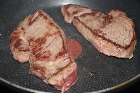 Стейки из мраморной говядины с кинзой, черным перцем и наршарабом: шаг 3