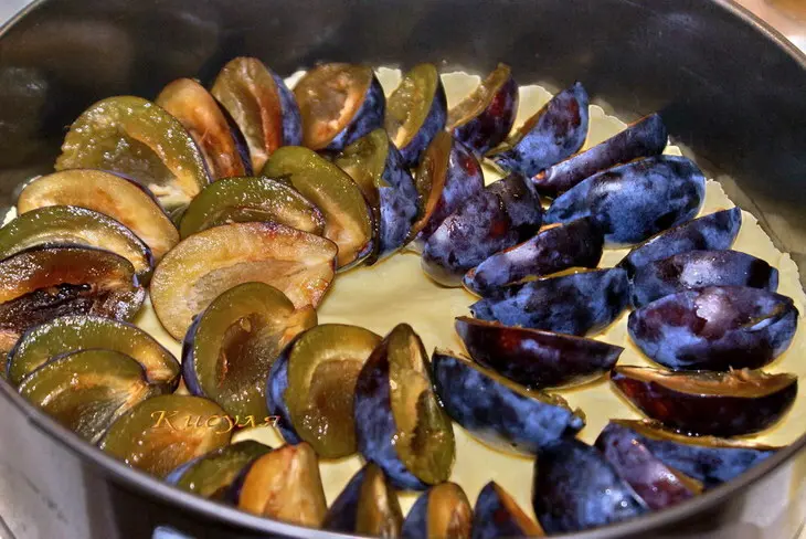 Пирог со сливами и миндально-шоколадным вкусом: шаг 6