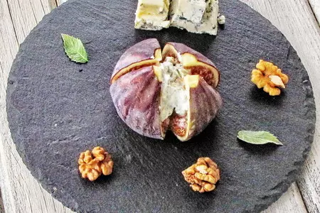 Фиговая закуска с сыром и медом: шаг 2