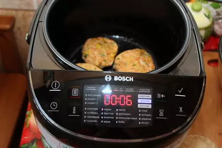 Котлетки из лосося в мультиварке: шаг 6