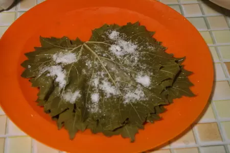 Заготовка виноградных листьев для долмы: шаг 3