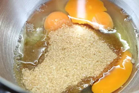 Карамельно-яблочный пирог с клюквой: шаг 4