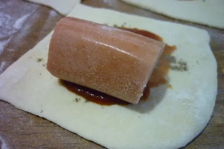 Закусочные "конфеты" с сосиской и кетчупом: шаг 2