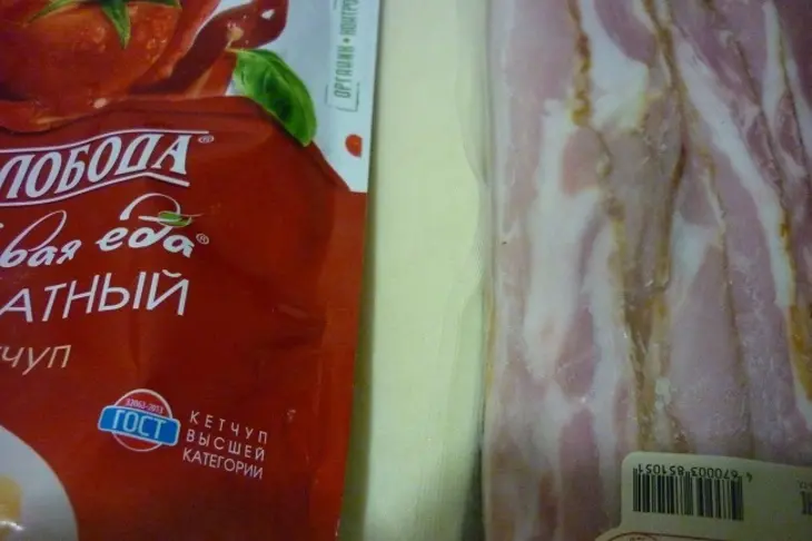 Закусочные "розы"  с кетчупом, хреном и беконом: шаг 1