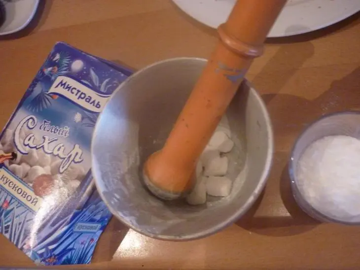 Пирог на кислом молоке с яблоком и морковью: шаг 1