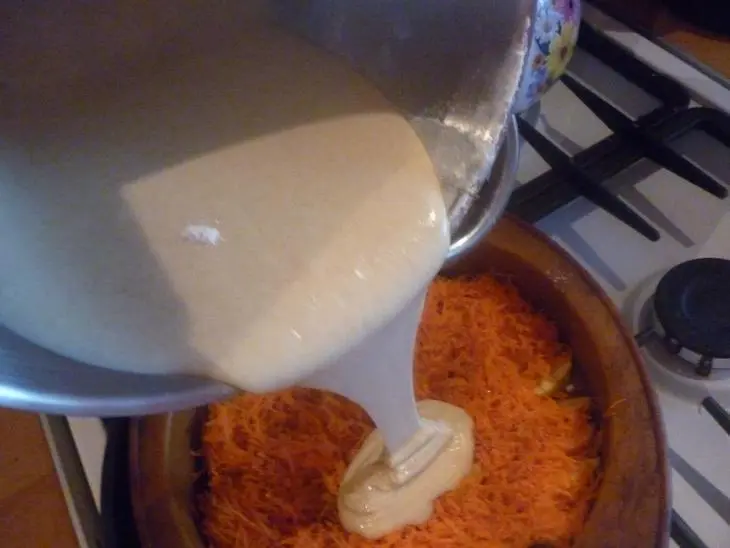Пирог на кислом молоке с яблоком и морковью: шаг 6