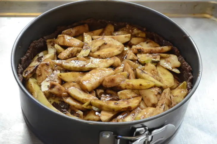 Шоколадный пирог с яблоками: шаг 6