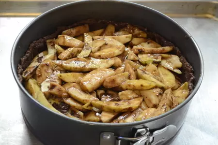 Шоколадный пирог с яблоками: шаг 6