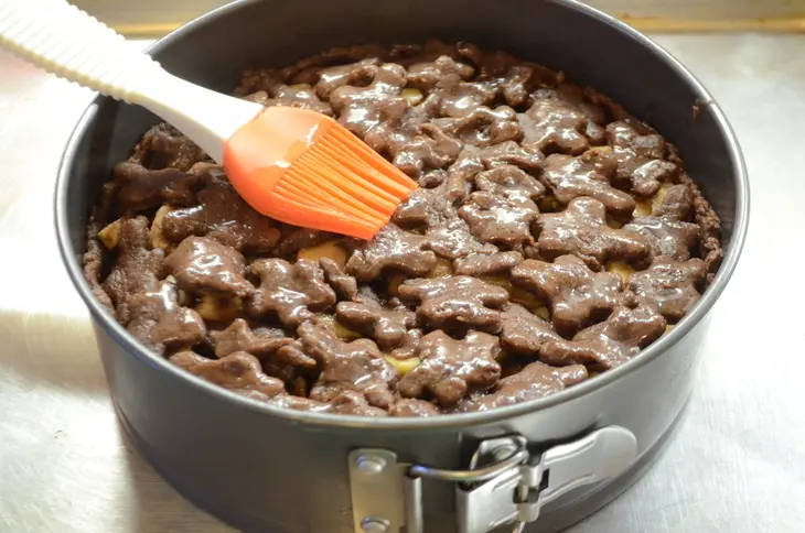 Шоколадный пирог с яблоками: шаг 7
