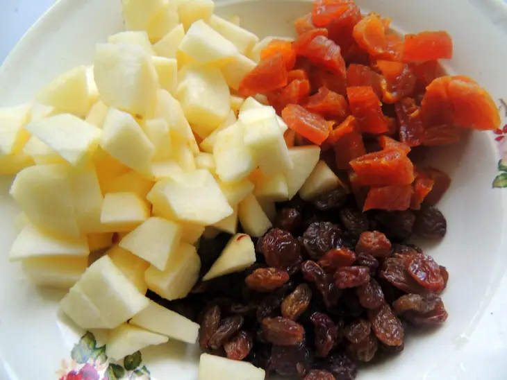 Пирог с яблоком, изюмом и курагой: шаг 3