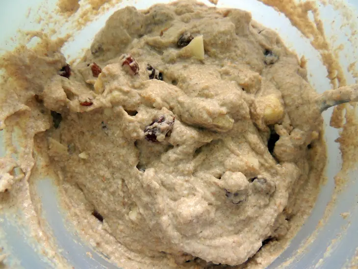 Пирог с яблоком, изюмом и курагой: шаг 4