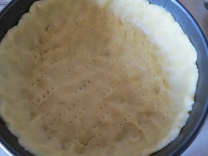 Песочный пирог с творожной начинкой и сливами: шаг 2