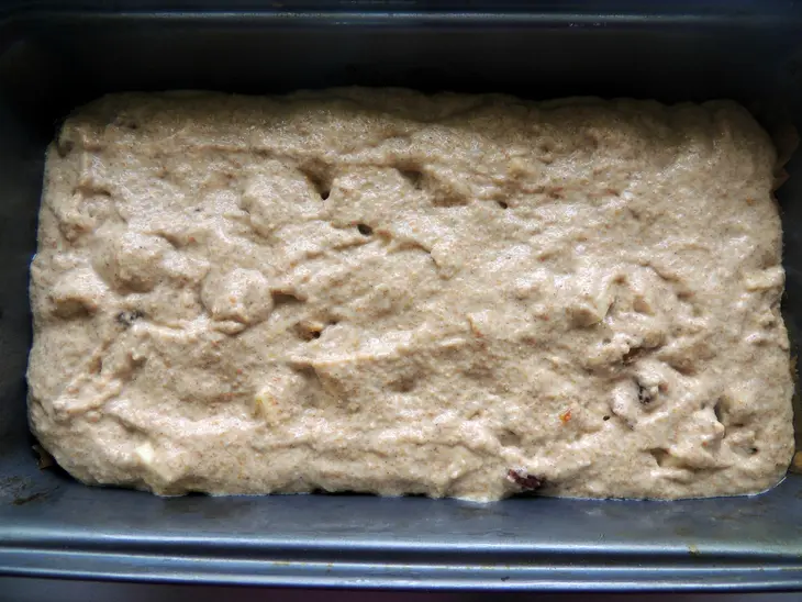 Пирог с яблоком, изюмом и курагой: шаг 5