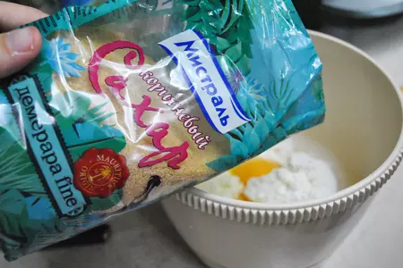 Песочный пирог с творожной начинкой и сливами: шаг 3