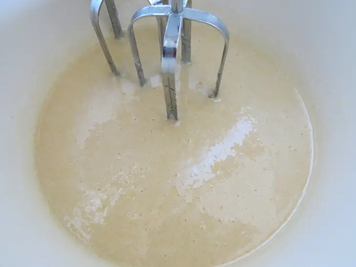 Песочный пирог с творожной начинкой и сливами: шаг 4