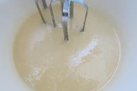 Песочный пирог с творожной начинкой и сливами: шаг 4