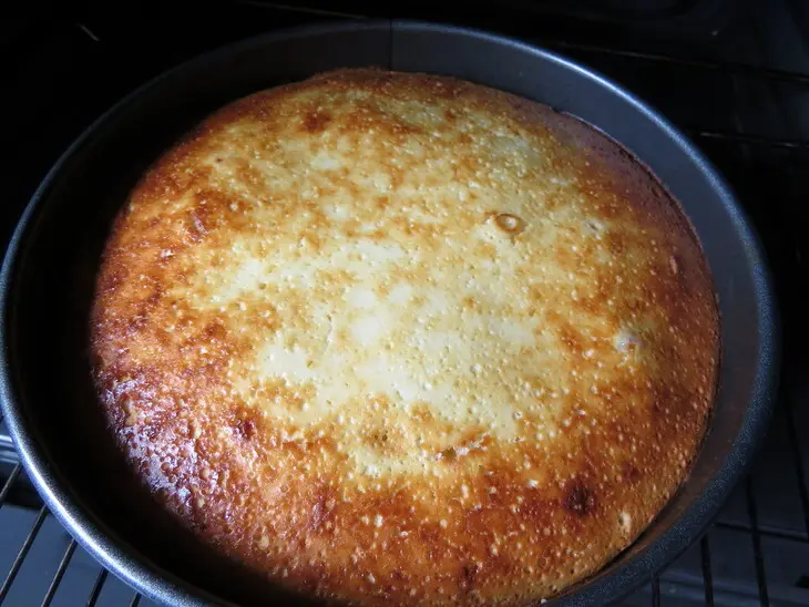 Песочный пирог с творожной начинкой и сливами: шаг 7