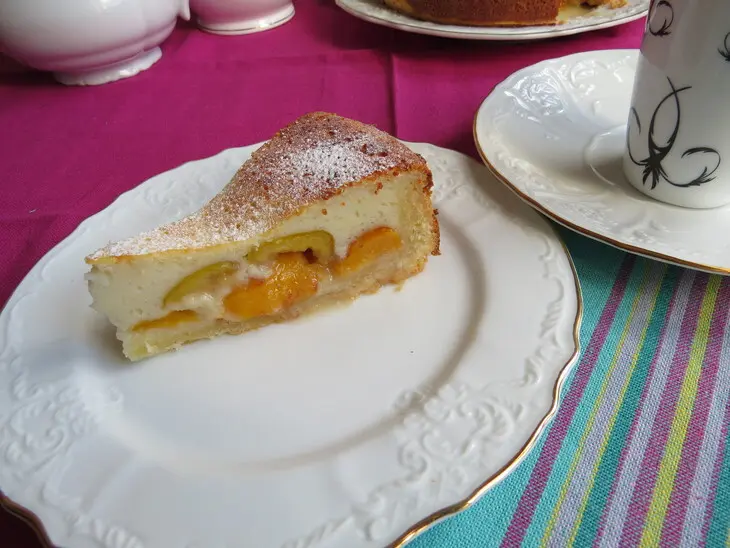 Песочный пирог с творожной начинкой и сливами: шаг 9
