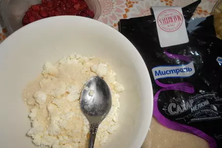Пирог рулет с творогом и земляникой: шаг 2