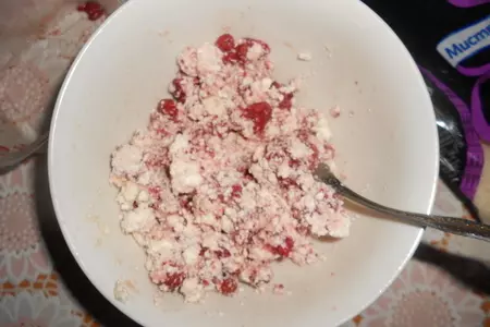 Пирог рулет с творогом и земляникой: шаг 4
