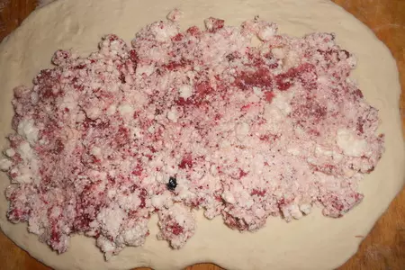 Пирог рулет с творогом и земляникой: шаг 5