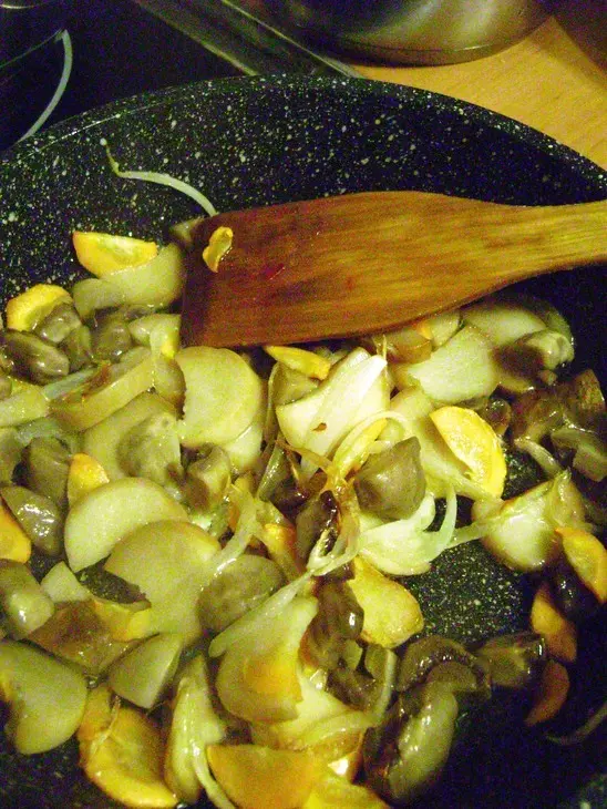 Куриное филе с грибами и ростками сои в остром соусе: шаг 2