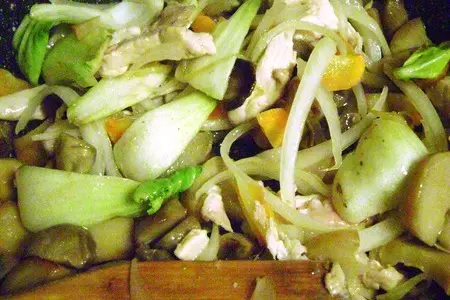 Куриное филе с грибами и ростками сои в остром соусе: шаг 3