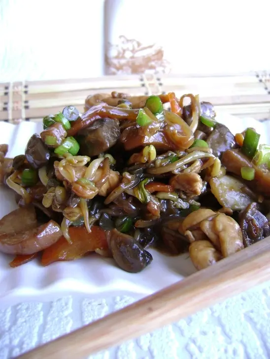 Куриное филе с грибами и ростками сои в остром соусе: шаг 4
